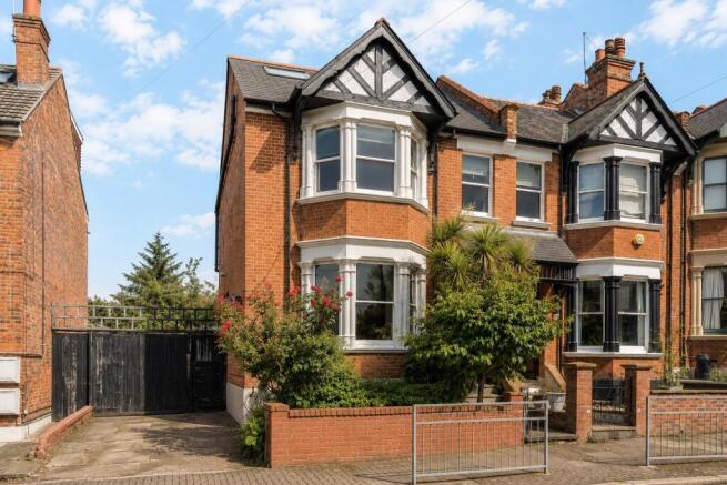5 bed property, in Kings Road, £1,365,000