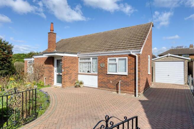 3 bed property, in Whitecrofts, £450,000
