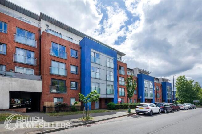 2 bed property, in Cleeve Way, £270,000