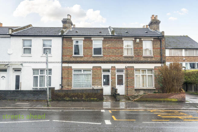3 bed property, in Whitehorse Lane, £425,000