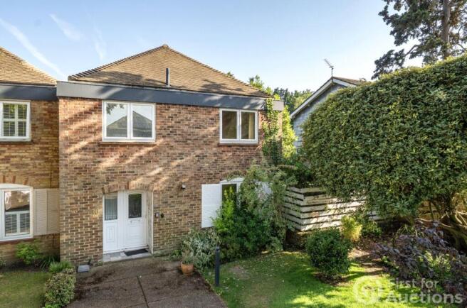 3 bed property, in Pine Grove Mews, £410,000