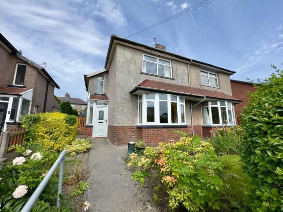 2 bed property, in Chiltern Avenue, £130,000