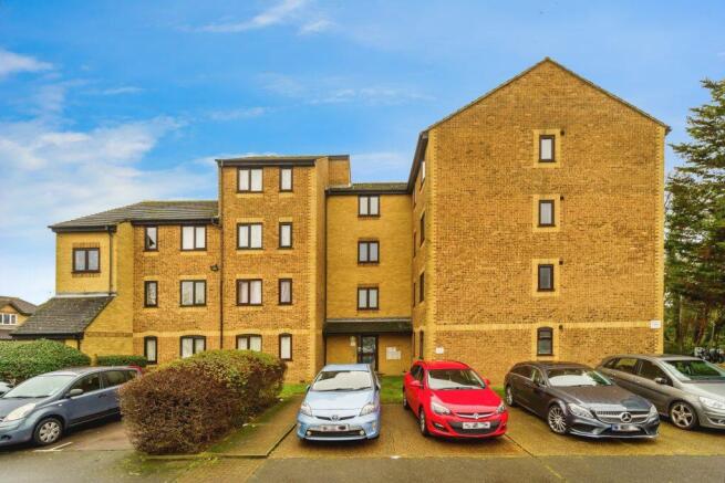 1 bed property, in Burket Close, £205,000
