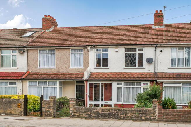 3 bed property, in Ravenscroft Road, £600,000