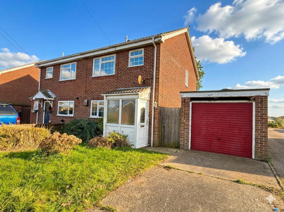 3 bed property, in Anglian Way, £215,000