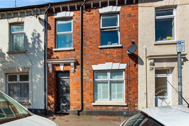 1 bed property, in Lower Cathedral Road, £195,000