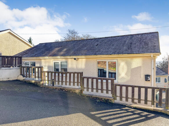 2 bed property, in Chalet 5, £40,000