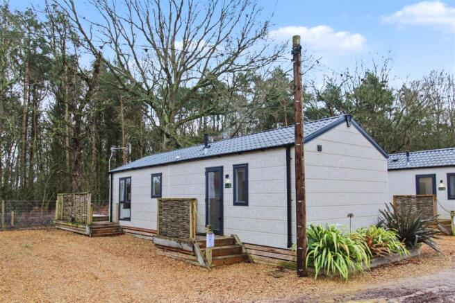 2 bed property, in Woodlakes Park, £60,000