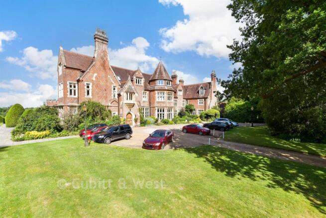 1 bed property, in Grenehurst Park, £190,000