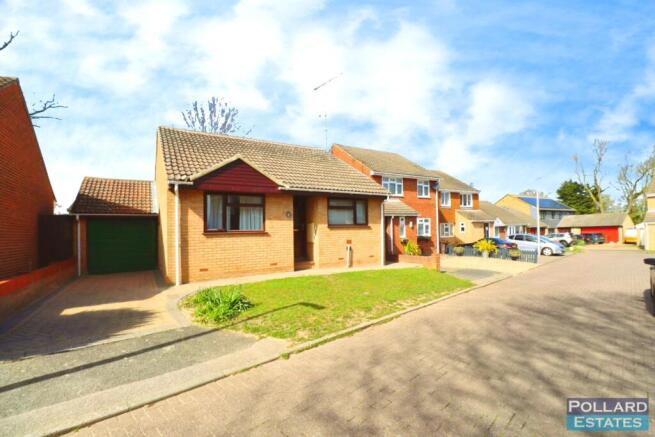 2 bed property, in Camellia Close, £325,000