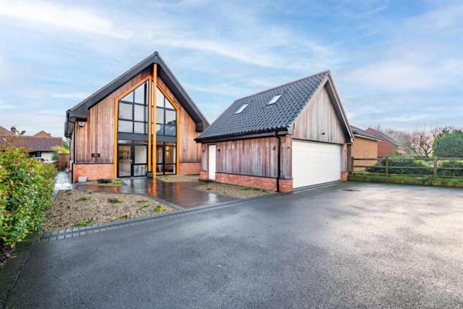 4 bed property, in Village Street, £775,000