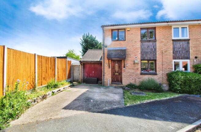 3 bed property, in Aragon Close, £425,000
