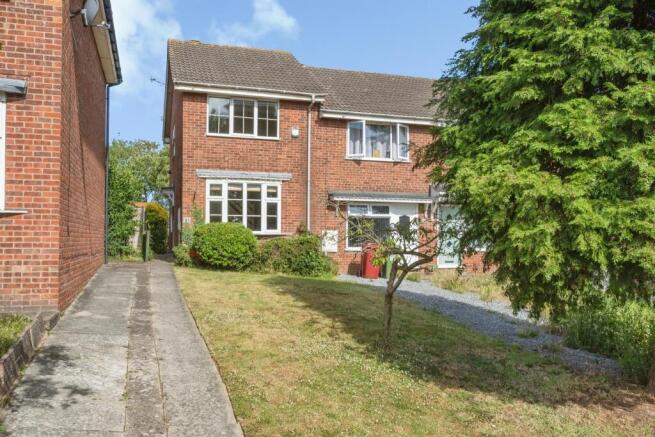 2 bed property, in Valley View Drive, £125,000