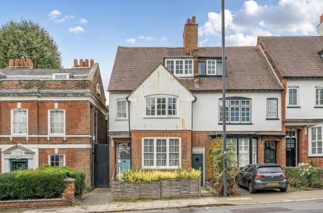 5 bed property, in Stanmore Hill, £675,000