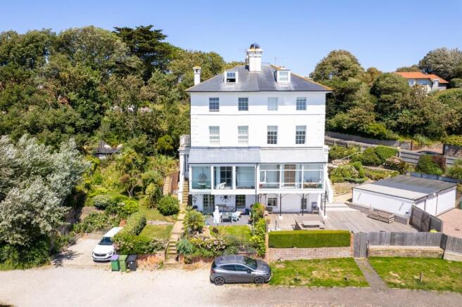 1 bed property, in Vicarage Road, £350,000