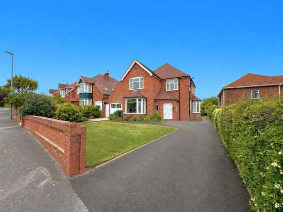 5 bed property, in Lynmoor Road, £625,000