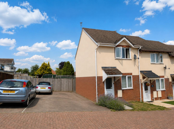 2 bed property, in Fairways Avenue, £200,000