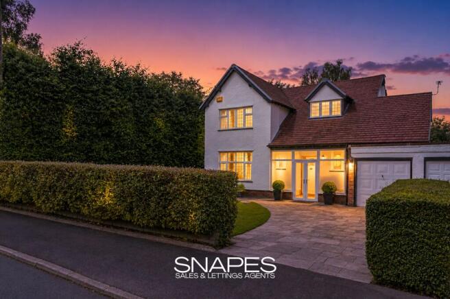 4 bed property, in Park Gates Drive, £785,000