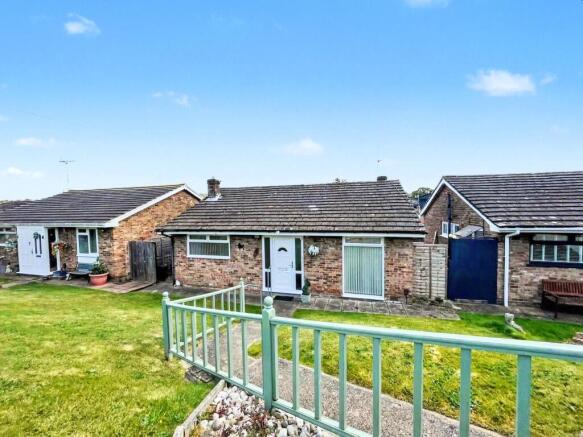 2 bed property, in Lineacre Close, £290,000