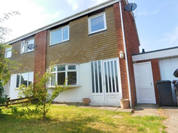 3 bed property, in The Hawthorns, £240,000