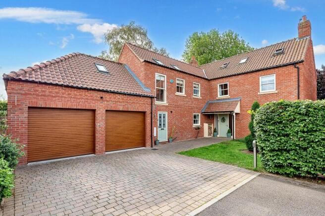 6 bed property, in Ash Tree Gardens, £800,000