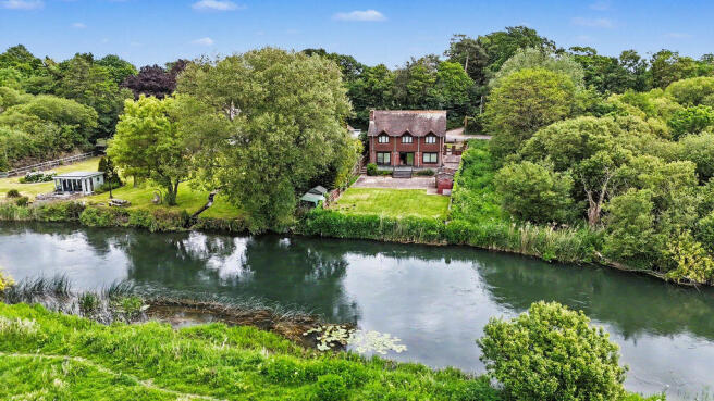 5 bed property, in Winkton, £725,000