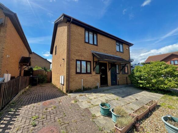 2 bed property, in Becket Close, £260,000