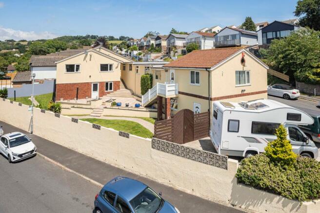6 bed property, in Higher Coombe Drive, £540,000