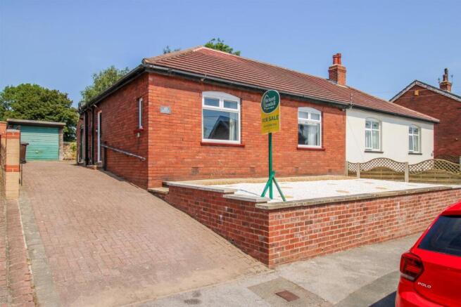 2 bed property, in Springstone Avenue, £250,000