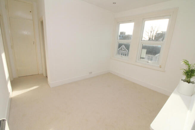 1 bed property, in Lorna Road, £240,000