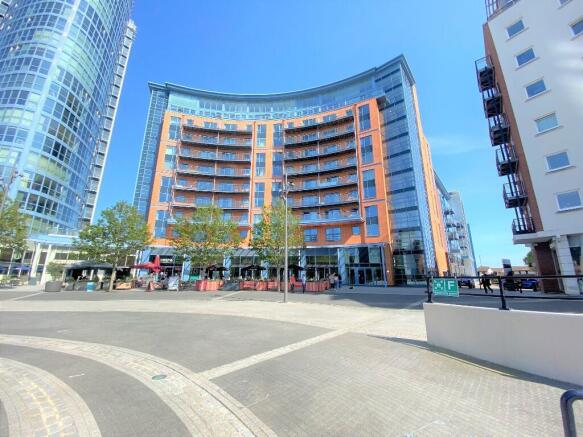 1 bed property, in The Crescent Building, £170,000