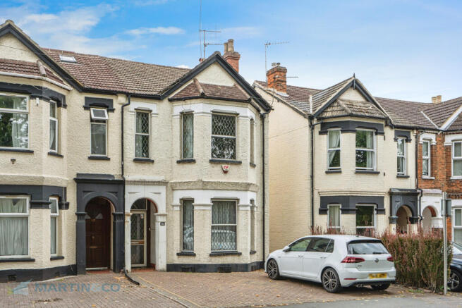 4 bed property, in Maybury Road, £585,000