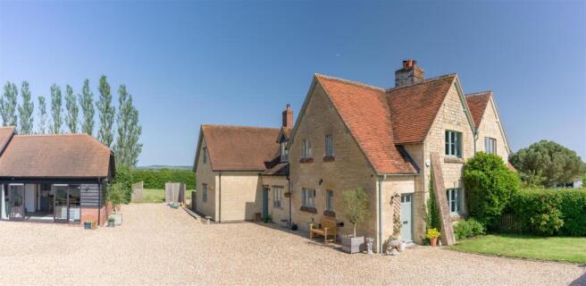 7 bed property, in Manston, £825,000