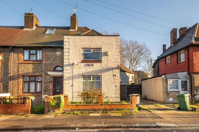 2 bed property, in Botha Road, £325,000