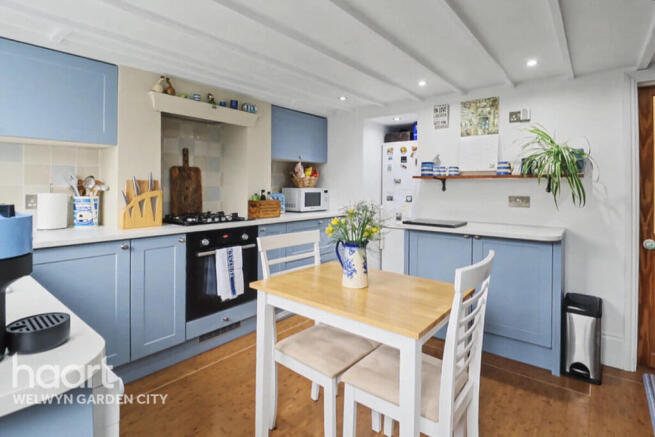 2 bed property, in Codicote Road, £450,000