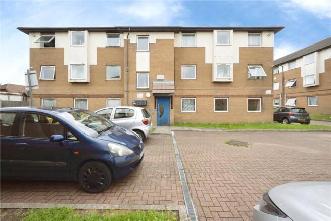 2 bed property, in Milliners Way, £140,000