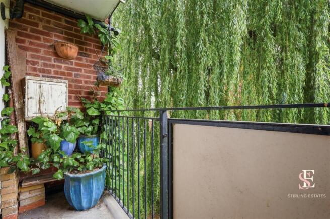 2 bed property, in Comber Close, £300,000