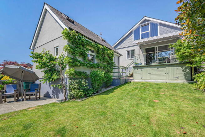 4 bed property, in Hartwell Avenue, £495,000