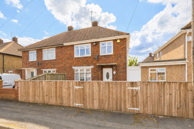 3 bed property, in Carlyle Road, £95,000
