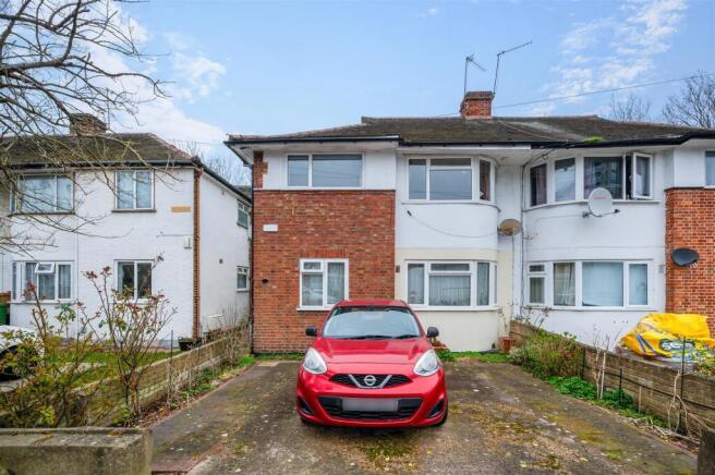 2 bed property, in Runnymede, £365,000