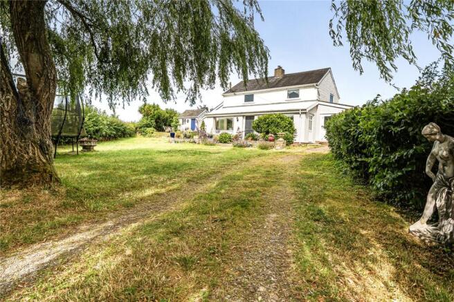 5 bed property, in Bettws Cedewain, £430,000