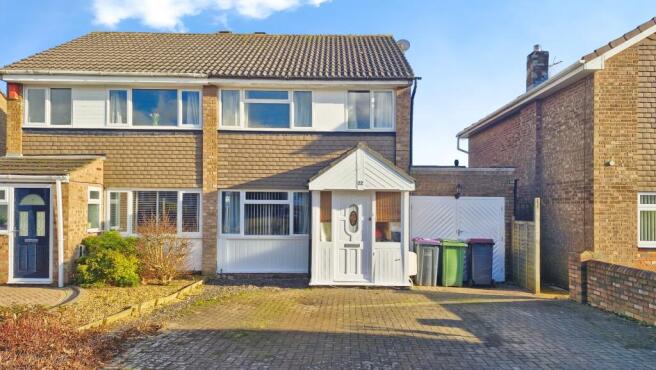 3 bed property, in Abbey Fields, £220,000