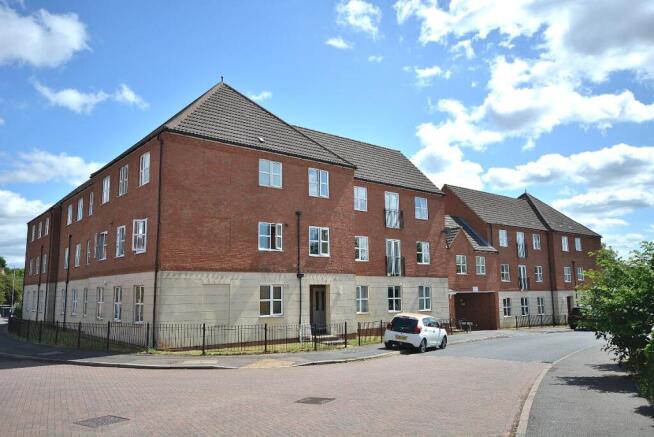 2 bed property, in Riddles Court, £114,995