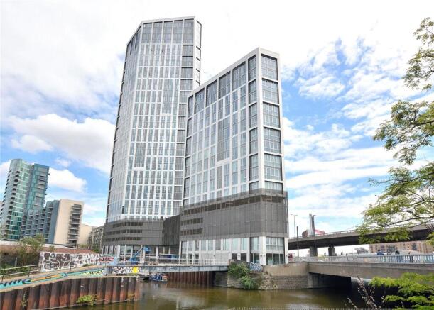 2 bed property, in Sky View Tower, £435,000