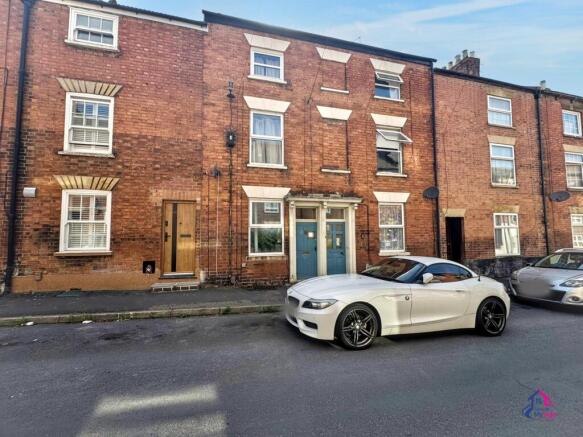 4 bed property, in Commercial Road, £150,000