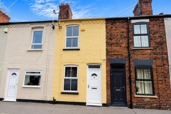 2 bed property, in Carlton Street, £160,000