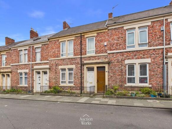 2 bed property, in Tamworth Road, £80,000