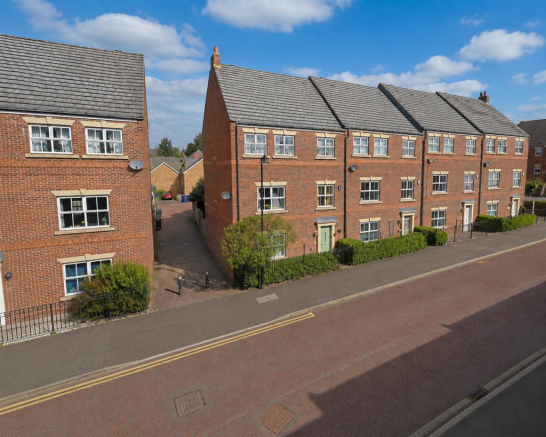5 bed property, in Featherstone Grove, £400,000