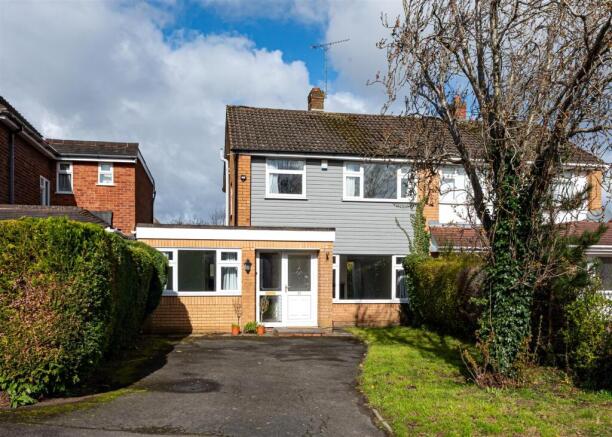 3 bed property, in 33 York Gardens, £365,000