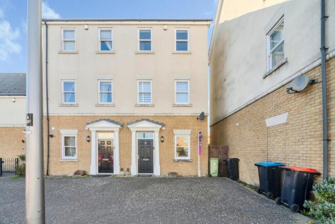 4 bed property, in Rowditch Furlong, £390,000